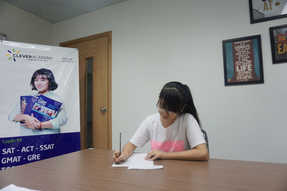 Không khí có phần căng thẳng hơn khi các bạn ấy bắt đầu làm 3 bài thi còn lại