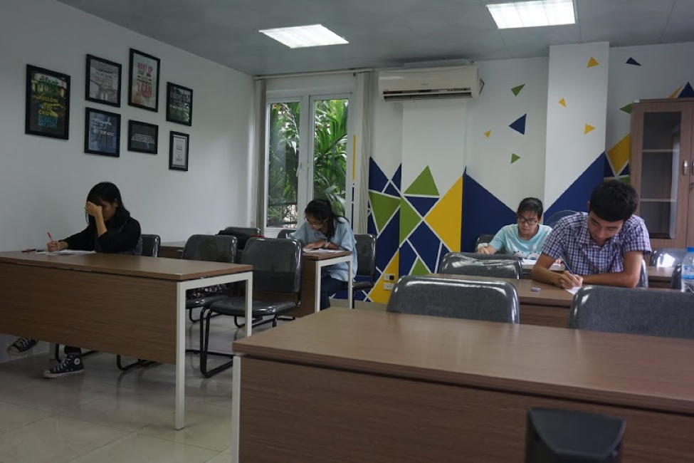 Các bạn ấy rất tập trung để hoàn thành tốt nhất bài thi IELTS của mình