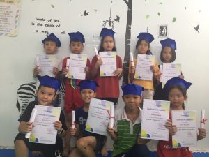 Các bạn Clever Junior Cao Bằng nhận chứng chỉ sau khóa học